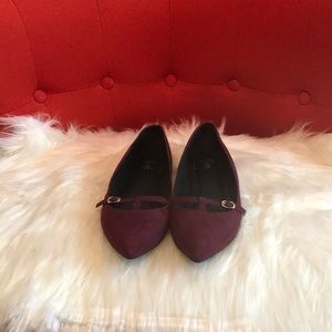 Pointy toe flats by Fioni
